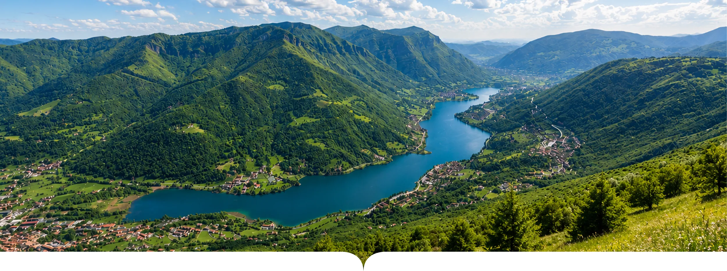 Veduta panoramica della Val Cavallina con lago e montagne
